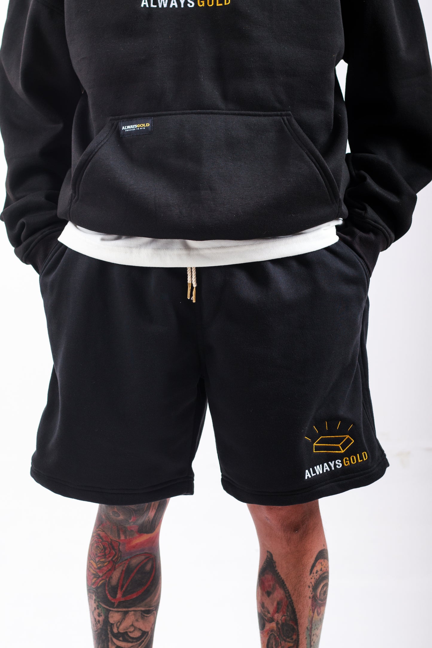 WALK SHORT GOLD EMBRO LOGO IN BLACK