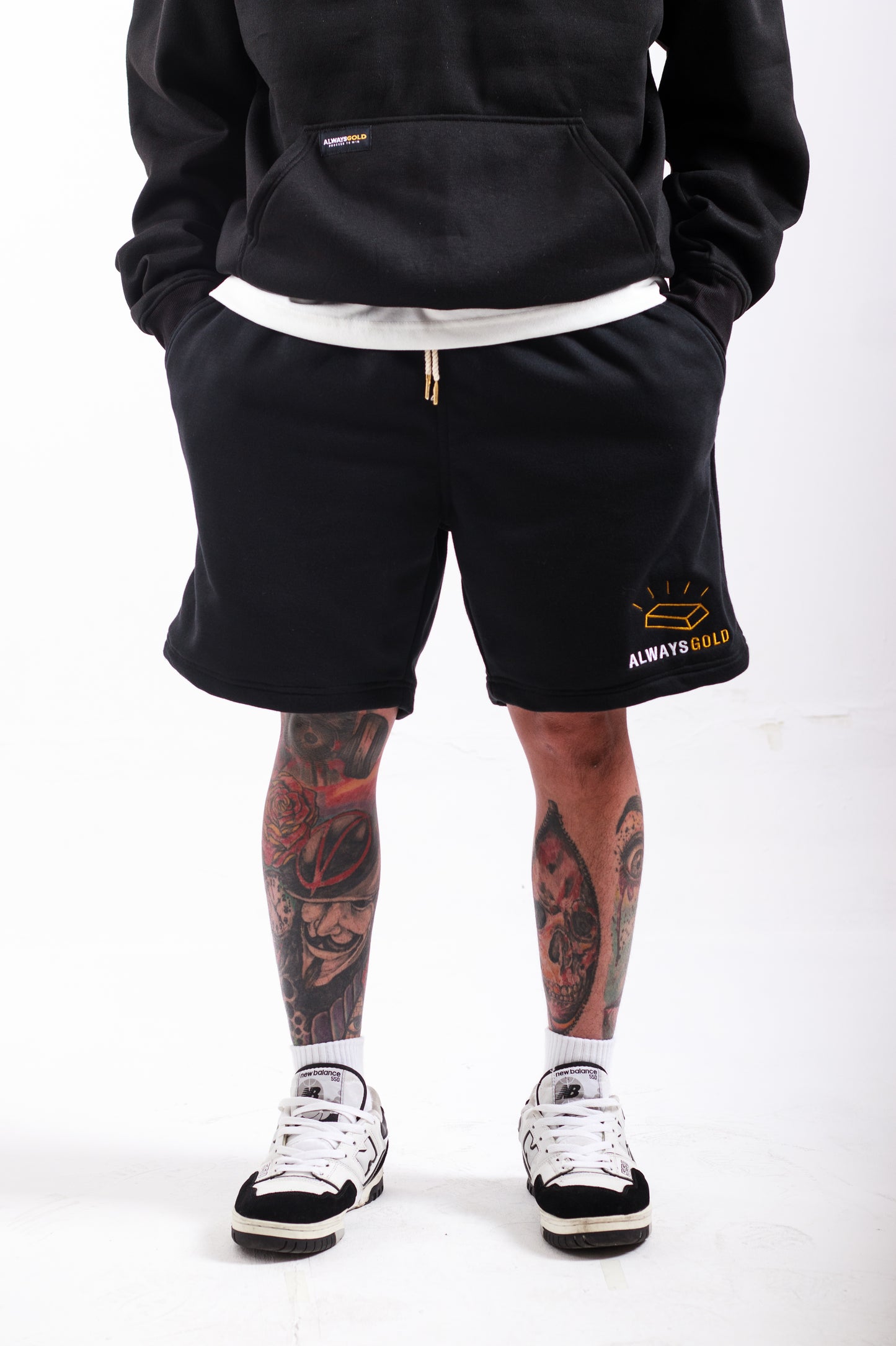 WALK SHORT GOLD EMBRO LOGO IN BLACK