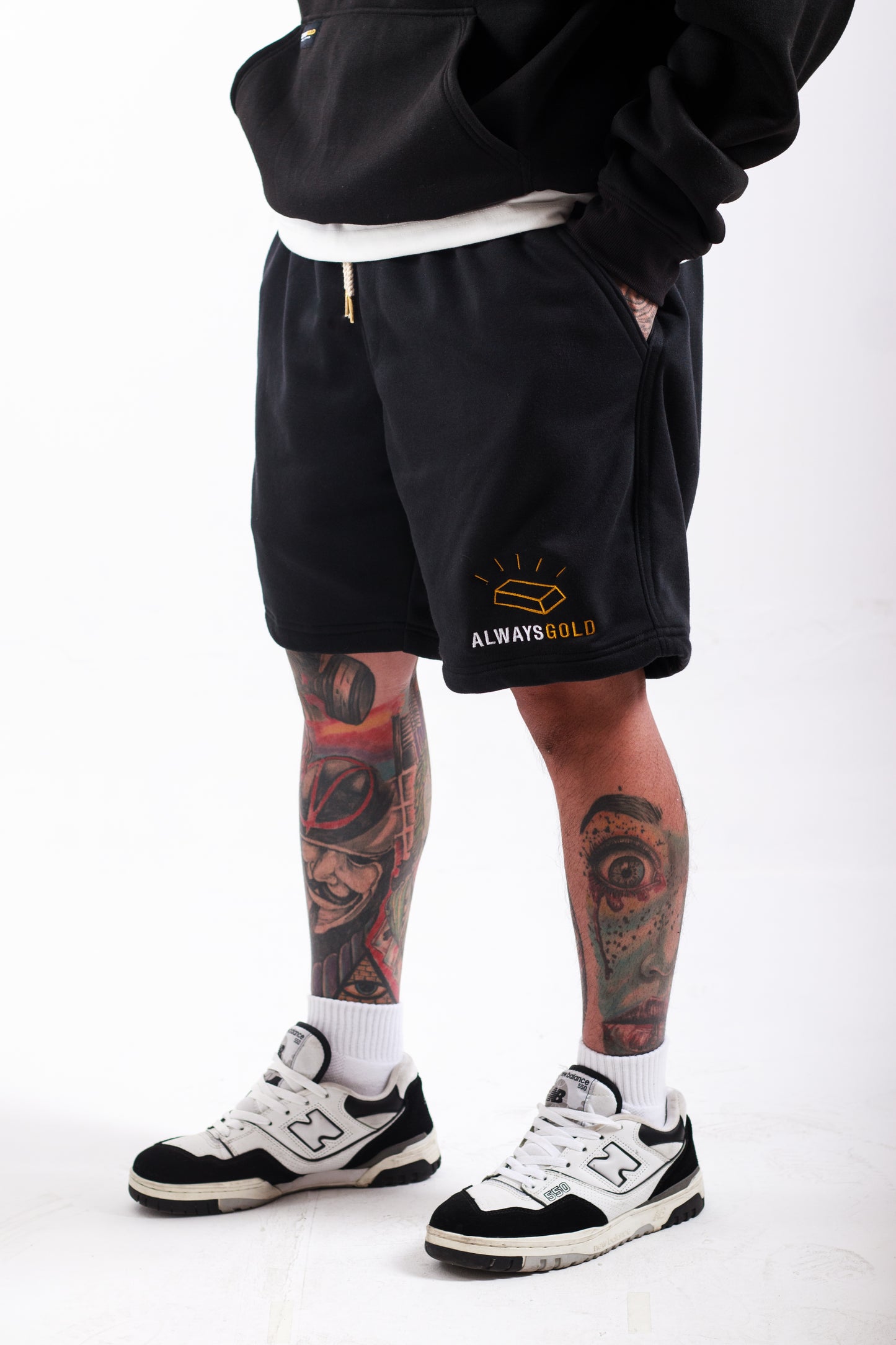 WALK SHORT GOLD EMBRO LOGO IN BLACK