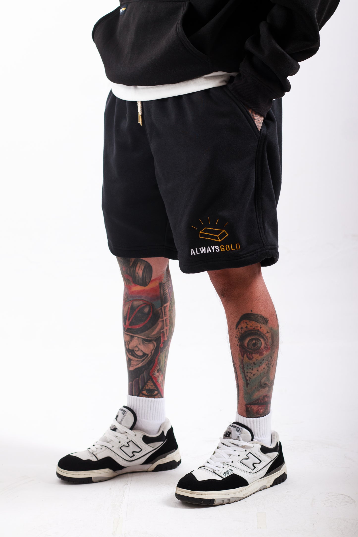 WALK SHORT GOLD EMBRO LOGO IN BLACK